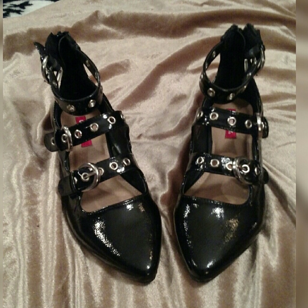 NWOT strappy fun flats